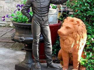 black-lawn-jockey-statue-decor-the-kings-bay
